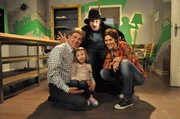 Der "Nachtgiger" Gregor erschreckt Bamberger. Von links: Roland Bamberger (Horst Kummeth), Emma (Anouk Lux), Gregor Brunner (Holger M. Wilhelm) und Fanny Lechner (Katrin Lux).