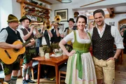 Servus Musikantenstammtisch Moderatoren Conny B&uuml;rgler und Richard Deutinger beim Steegwirt, w&auml;hrend ServusTVs Servus Musikantenstammtisch "Beim Steegwirt in Goisern" in Bad Goisern, Ober&ouml;sterreich, &Ouml;sterreich.