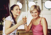 Die beiden sympathischen Berliner Verk&auml;uferinnen Lisa (Ivonne Sch&ouml;nherr, li.) und Grit (Julia Palmer-Stoll) sind gl&uuml;cklich: Sie haben eine Luxusreise geschenkt bekommen.