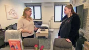 Lavinia (re.) m&ouml;chte von ihrer Schwester Sylvana Tipps bekommen, um die Beziehungskrise mit Tim zu l&ouml;sen