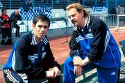 Um sein Haus nicht zu verlieren, gibt Hans (Uwe Ochsenknecht, r.) dem Fu&szlig;ballstar Dios (Oskar Ortega-Sanchez, l.) selbst Trainingsstunden ...