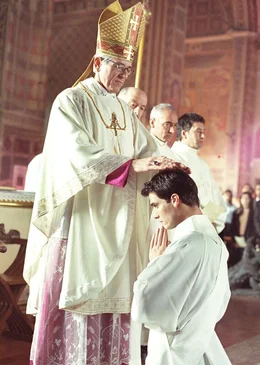 Das Pflichtgef&uuml;hl war st&auml;rker als die Liebe: in einer feierlichen Zeremonie wird Luca (Thorsten Grasshoff) zum Priester geweiht.