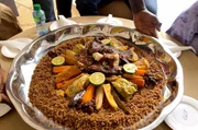 Thiéboudiène ist ein farbenfrohes senegalesisches Reisgericht mit einer langen Tradition. Thiéboudiène ist ein farbenfrohes senegalesisches Reisgericht mit einer langen Tradition.