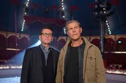Ein neuer Fall f&uuml;r die Ermittler der Kripo L&uuml;beck Lars Englen (Ingo Naujoks, l.) und Finn Kiesewetter (Sven Martinek, r.): Bei dem in L&uuml;beck gastierenden Zirkus wird, kurz vor der letzten Vorstellung, eine Mitarbeiterin erschlagen ...