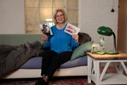Nachts im Schlaf sind wir, wenn auch eher unbewusst, ziemlich aktiv. Wir w&auml;lzen uns hin und her und trotzdem fallen wir dabei nicht aus dem Bett. Warum eigentlich nicht? Susanne Holst kl&auml;rt auf in &bdquo;Wissen vor Acht &ndash; Mensch&ldquo;.; ARD WISSEN VOR ACHT - MENSCH FOLGE 150, "Warum fallen wir im Schlaf nicht aus dem Bett? ", am Donnerstag (17.10.24) um 19:45 Uhr im ERSTEN. Nachts im Schlaf sind wir, wenn auch eher unbewusst, ziemlich aktiv. Wir w&auml;lzen uns hin und her und trotzdem fallen wir dabei nicht aus dem Bett. Warum eigentlich nicht? Susanne Holst kl&auml;rt auf in &bdquo;Wissen vor Acht &ndash; Mensch&ldquo;. &copy; ARD/Mike Christian, honorarfrei - Verwendung gem&auml;&szlig; der AGB im engen inhaltlichen, redaktionellen Zusammenhang mit genannter ARD-Sendung bei Nennung "Bild: ARD/Mike Christian" (S2). ARD-Programmdirektion/Bildredaktion, pressefoto.daserste@ard.de