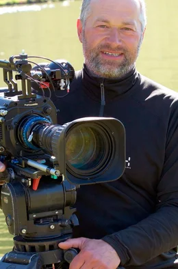 Zwei Jahre lang nahm der Filmemacher Tobias Mennle am Familienleben der Polarf&uuml;chse im Norden Islands teil. Mutter Seefuchs schenkte ihm ihr Vertrauen, so gelangte Mennle mitten ins Gewusel der Jungf&uuml;chse und filmte seine Lieblingstiere aus n&auml;chster N&auml;he in ihren sch&ouml;nsten und dramatischsten Momenten.