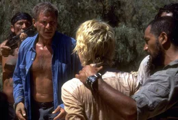 Robin Monroe (Anne Heche, m.), Quinn Harris (Harrison Ford, l.)