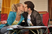Das junge Gl&uuml;ck plant den gemeinsamen Trip nach Italien. Von links: Klara (Josephine Kroetz) und Florian Brunner (Tommy Schwimmer).