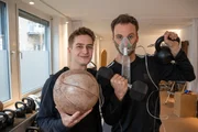 Psychologe Leon Windscheid (r.) mit Longevity Entrepreneur Maurice Lichtenberg (l.) im Gespräch darüber, wo für ihn die Grenzen des Kampfs gegen die biologische Uhr liegen. Psychologe Leon Windscheid (r.) mit Longevity Entrepreneur Maurice Lichtenberg (l.) im Gespräch darüber, wo für ihn die Grenzen des Kampfs gegen die biologische Uhr liegen.