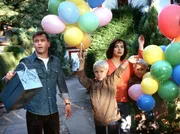 Nach feiern ist ihnen eigentlich nicht zumute: Thomas (Ole Puppe), seine Schwester Elke (Maja Sch&ouml;ne), ihre beiden S&ouml;hne Tom (Lasse Saborowsky) und Yannik (Matti Saborowsky), nehmen Abschied von ihren "Aussteiger-Eltern".
