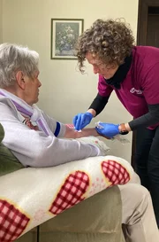 Wie kommt man raus aus der Gesundheitsfalle? Die Reportage begleitet Menschen, die die Situation bessern wollen, in einem kleinen Krankenhaus in Prenzlau, einem mobilen Schwesternmodell in Elsterwerda und einer digitalisierten Poliklinik in Lauchhammer. - Eine Pflegeschwester versorgt eine &auml;ltere Dame auf dem Land, die nicht selber zum Arzt kann.