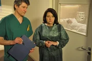 Moni sorgt sich sehr um Peters Gesundheitszustand. Von links: Arzt (Burchard Dabinnus), Monika Vogl (Christine Reimer) und Peter Vogl (Klaus Hager).