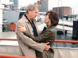 Am Ende klappt es doch zwischen Wieland (G&uuml;nther Maria Halmer) und seiner gro&szlig;en Liebe Dorothee (Thekla Carola Wied).