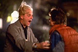 L-R: Doc Brown (Christopher Lloyd) und Marty (Michael J. Fox)