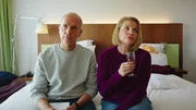 Anne Merz (Annette Frier) und ihr Ex-Mann Erik (Christoph Maria Herbst) nutzen den kurzen Moment der Ruhe, bevor das Chaos der anderen Familienmitglieder wieder losbricht. Anne Merz (Annette Frier) und ihr Ex-Mann Erik (Christoph Maria Herbst) nutzen den kurzen Moment der Ruhe, bevor das Chaos der anderen Familienmitglieder wieder losbricht.