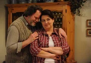 Stadlbauer ist froh, dass Moni ihm wegen des Missgeschicks mit 'Hermann' nicht b&ouml;se ist. Von links: Benedikt Stadlbauer (Andreas Geiss) und Monika Vogl (Christine Reimer).