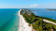 Die Golfküste Floridas ist geprägt von Lagunen, Buchten und vorgelagerten Landzungen. Die Golfküste Floridas ist geprägt von Lagunen, Buchten und vorgelagerten Landzungen.