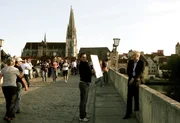 Udo Wachtveitl auf der Steinernen Brücke mit Aufnahmeleiterin Simone Schriefer, die den Aufheller hält. Udo Wachtveitl auf der Steinernen Brücke mit Aufnahmeleiterin Simone Schriefer, die den Aufheller hält.