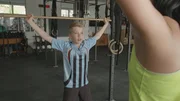 KiKA Live Moderatorin Jess zeigt dem 13-Jährigen Morten verschieden Crossfit-Übungen. KiKA Live Moderatorin Jess zeigt dem 13-Jährigen Morten verschieden Crossfit-Übungen.