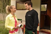 Flori bringt Klara Proviant vorbei. Von links: Klara (Josephine Kroetz) und Florian Brunner (Tommy Schwimmer).