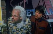 L-R: Doc Brown (Christopher Lloyd, r.), Marty (Michael J. Fox)