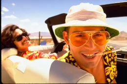 Eines Tages erh&auml;lt der Journalist Raoul Duke (Johnny Depp, r.) den Auftrag, &uuml;ber das Mint 400 Rennen in Las Vegas zu berichten. Sein Anwalt Dr. Gonzo (Benicio del Toro, l.) r&auml;t ihm, ein schnelles Cabrio zu mieten, Kokain einzupacken, einen Kassettenrekorder mitzunehmen und Acapulco-Shirts zu kaufen ...