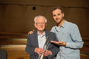 Psychologe Leon Windscheid (r.) im Gespräch mit dem 102-jährigen Franz Bilzer (l.) im Konzerthaus in Dortmund über die Rolle der Musik in seinem langen Leben. Psychologe Leon Windscheid (r.) im Gespräch mit dem 102-jährigen Franz Bilzer (l.) im Konzerthaus in Dortmund über die Rolle der Musik in seinem langen Leben.