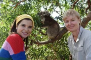 Claudia zeigt Anna den Futterbaum der Koalas: einen Eukalyptusbaum. Claudia zeigt Anna den Futterbaum der Koalas: einen Eukalyptusbaum.