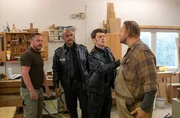 Daniel Schirmer (Sven Fricke, 2.v.r.) kennt Tischler Hagen Densborn (Oliver Fleischer, r.) eigentlich als seinen netten Nachbarn. Zusammen mit Kollege Lukas Petersen (Patrick Abozen, 2.v.l.) muss er nun aber einen heftigen Streit mit dessen Chef Roger Völlger (Tim Grobe, l.) schlichten. Daniel Schirmer (Sven Fricke, 2.v.r.) kennt Tischler Hagen Densborn (Oliver Fleischer, r.) eigentlich als seinen netten Nachbarn. Zusammen mit Kollege Lukas Petersen (Patrick Abozen, 2.v.l.) muss er nun aber einen heftigen Streit mit dessen Chef Roger Völlger (Tim Grobe, l.) schlichten.