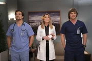 (v.l.n.r.) Dr. Andrew DeLuca (Giacomo Gianniotti); Dr. Meredith Grey (Ellen Pompeo); Dr. Atticus Lincoln (Chris Carmack)