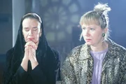 Ilse (Christiane Reiff) erf&auml;hrt von Sofia (Gudrun Gundelach), dass die Pralinen f&uuml;r Mona vergiftet sind...