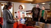 In der Kulturkneipe treffen Beissl (Andreas Giebel, m.r.) und Sophia Strasser (Katharina Leonore Goebel, r.) auf Horns Agentin Gaby Hoffmann (Kathrin Anna Stahl, 2.v.l.) und den örtlichen Veranstalter Roman Meiser (Gerhard Greiner, l.). Die beiden ersetzen den toten Kabarettisten schnell durch Comedian Bast Moor. In der Kulturkneipe treffen Beissl (Andreas Giebel, m.r.) und Sophia Strasser (Katharina Leonore Goebel, r.) auf Horns Agentin Gaby Hoffmann (Kathrin Anna Stahl, 2.v.l.) und den örtlichen Veranstalter Roman Meiser (Gerhard Greiner, l.). Die beiden ersetzen den toten Kabarettisten schnell durch Comedian Bast Moor.