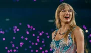 Taylor Swift ist die derzeit erfolgreichste Musikerin der Welt und setzt neue Rekorde. Millionen von jungen Frauen sehen in ihr nicht nur ein Popidol.