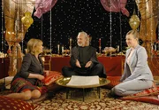 Der charmante Araber und Tortenliebhaber Al-Hakim (Peter Sattmann) macht Elke (Annika Kuhl, re.) und vor allem ihrer Mutter Henriette (Gila von Weitershausen) nach allen Regeln der Kunst den Hof...