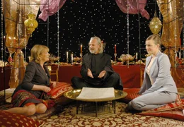 Der charmante Araber und Tortenliebhaber Al-Hakim (Peter Sattmann) macht Elke (Annika Kuhl, re.) und vor allem ihrer Mutter Henriette (Gila von Weitershausen) nach allen Regeln der Kunst den Hof...