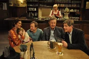Bamberger ist sich sicher, die kleine Emma mit seiner Geschichte zum Einschlafen bewegen zu k&ouml;nnen. Von links: Fanny Lechner (Katrin Lux), Emma (Anouk Lux), Gregor Brunner (Holger M. Wilhelm), Lorenz Schattenhofer (Werner Rom), Andrea (Anna Beer) und Roland Bamberger (Horst Kummeth).