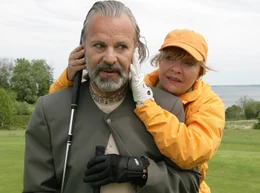 Der charmante Araber Al-Hakim (Peter Sattmann) und Henriette (Gila von Weitershausen) kommen sich auf dem Golfplatz n&auml;her.