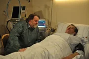 Solange Moni weg ist, wacht Stadlbauer an Peters Krankenbett. Von links: Benedikt Stadlbauer (Andreas Geiss) und Peter Vogl (Klaus Hager).