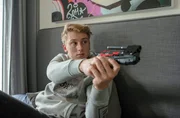 Elmo Kowalek (Leif Lunburg) liebt Egoshooter-Spiele - und richtet die Waffe zur Begrüßung auch auf die Polizisten. Elmo Kowalek (Leif Lunburg) liebt Egoshooter-Spiele - und richtet die Waffe zur Begrüßung auch auf die Polizisten.
