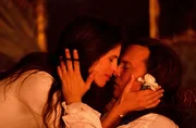 Zwischen Louis XV (Johhny Depp) und Jeanne du Barry (Ma&iuml;wenn) entbrennt eine leidenschaftliche Liebe. (Lizenzzeit bis 31.03.2027)