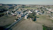 An der Grenze, die Zypern teilt, liegt Pyla, wo zyprische Griechinnen und Griechen, T&uuml;rkinnen und T&uuml;rken Seite an Seite leben. 52 Jahre nach Kriegsende gilt das Dorf als eine Art &bdquo;Friedenslabor&ldquo;.