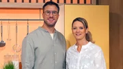 Spitzenkoch Sören Anders hat die Rezeptsucherin Susanne Nett zum gemeinsamen Kochen eingeladen. Sie kochen „Gebratene Hähnchenbrust mit Estragon-Senf-Sauce“ und „Pulled Chicken mit Pfannenbrot, Kräuter- und Tomaten-Salsa". Spitzenkoch Sören Anders hat die Rezeptsucherin Susanne Nett zum gemeinsamen Kochen eingeladen. Sie kochen „Gebratene Hähnchenbrust mit Estragon-Senf-Sauce“ und „Pulled Chicken mit Pfannenbrot, Kräuter- und Tomaten-Salsa".