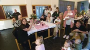 Drei Tauffamilien, vier Taufkinder und viele G&auml;ste sind da, um zu feiern.