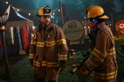 Bode Leone (Max Thieriot) und Gabriela Perez (Stephanie Arcila) reagieren auf einen Einsatz beim &ouml;rtlichen Mittelaltermarkt, nachdem ein Feuerk&uuml;nstler gest&uuml;rzt ist und ein Zelt mit Feuerwerk in Brand gesetzt hat.