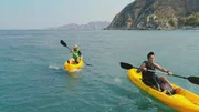 Albert Lin (l.) und Eduardo Mazuera (r.) beim Kajakfahren entlang der K&uuml;ste von Santa Marta.
