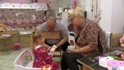 Silvia und Harald versuchen, ihrer fast f&uuml;nfj&auml;hrigen Enkeltochter Cataleya den Schnuller abzugew&ouml;hnen