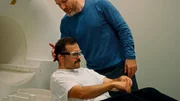 Alexander (Liegend) wird von Neurobiologe Professor Doktor Andreas Bartels (r.) ins MRT geschoben, um in seinem Gehirn nach Signalen der Liebe zu suchen. Alexander (Liegend) wird von Neurobiologe Professor Doktor Andreas Bartels (r.) ins MRT geschoben, um in seinem Gehirn nach Signalen der Liebe zu suchen.