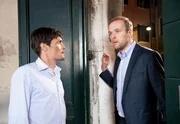 Renato (Stephan Grossmann) will von Maurizio (Stipe Erceg, l.) wissen, was mit ihrem gemeinsamen Freund Araldo geschehen ist. Renato (Stephan Grossmann) will von Maurizio (Stipe Erceg, l.) wissen, was mit ihrem gemeinsamen Freund Araldo geschehen ist.