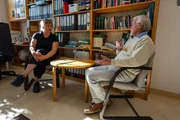 Frau Prof. Heide Glaesmer (l.) forscht zu Kindern aus Kriegsvergewaltigungen, hier mit Winfried Behlau.