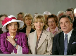 Voller Stolz beobachten Werner (Elmar Wepper), seine Frau Henriette (Gila von Weitershausen) und Mimi (Nadja Tiller), wie ihre Kinder zum Traualtar schreiten.
